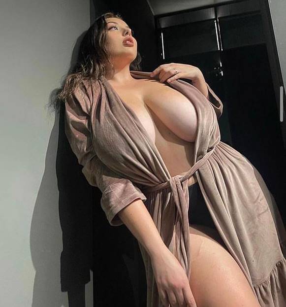 Otele Gelen Escort Yağmur İle Tutkunun Sıcaklığında Yanın